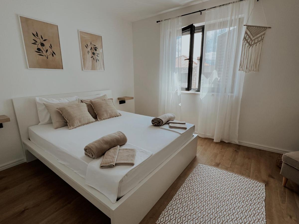 Dawn & Dusk - Modern Two Bedroom Apartment With Mountain Views Cilipi Ngoại thất bức ảnh