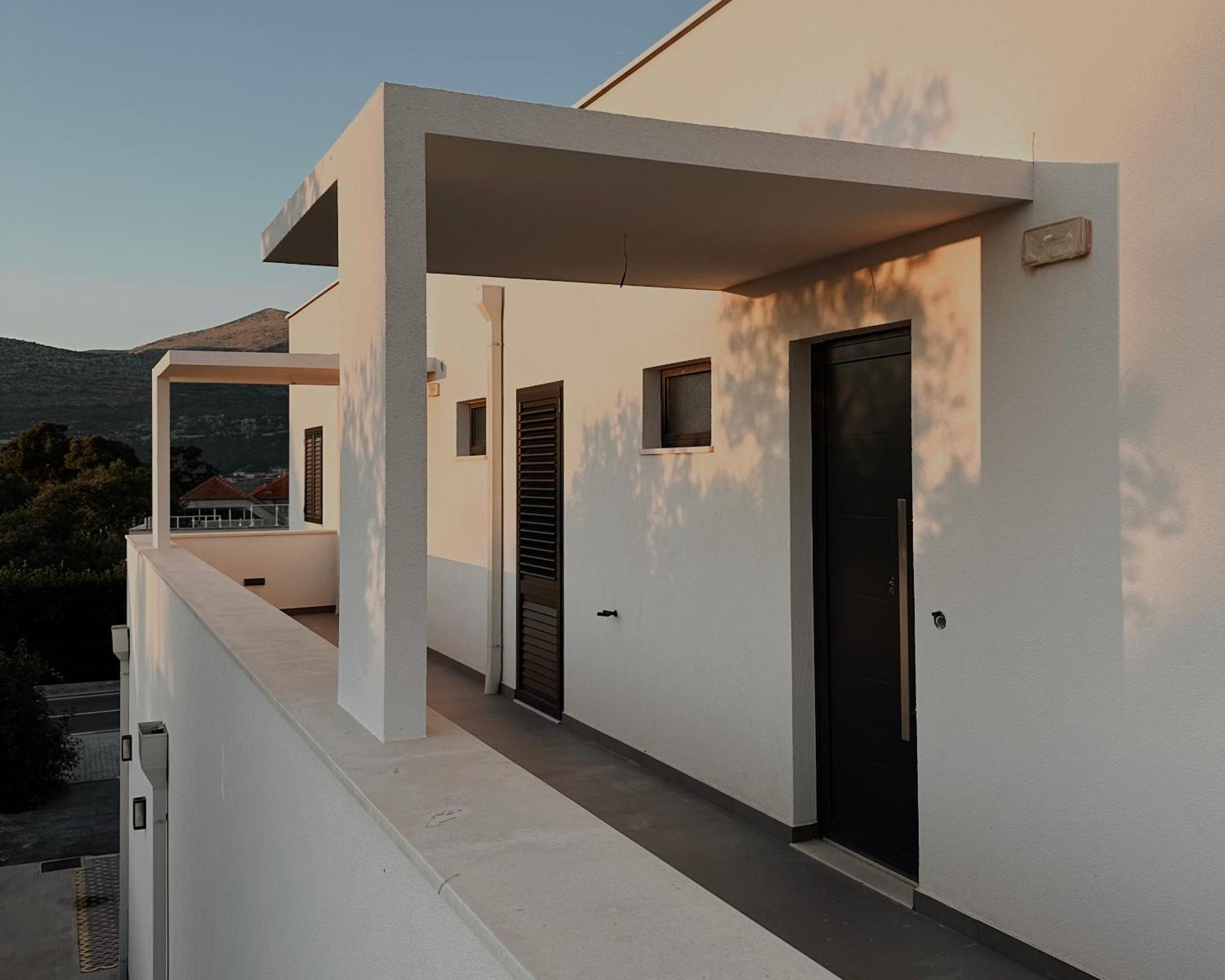 Dawn & Dusk - Modern Two Bedroom Apartment With Mountain Views Cilipi Ngoại thất bức ảnh
